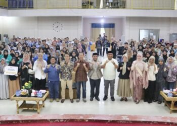Foto bersama Wakil Wali Kota Bontang, Agus Haris, dan Direktur LAZ BMBU, Isro Umarghani usai penyerahan bantuan