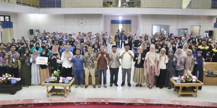 Foto bersama Wakil Wali Kota Bontang, Agus Haris, dan Direktur LAZ BMBU, Isro Umarghani usai penyerahan bantuan