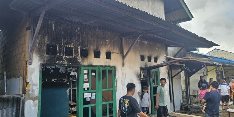 Kondisi rumah bagian depan usai kebakaran