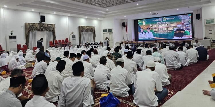 Sebanyak 145 calon jemaah haji Kota Bontang resmi dilepas dalam sebuah prosesi khidmat di Aula Pendopo Rumah Jabatan (Rujab) Wali Kota Bontang, Kamis malam (22/5/2025).