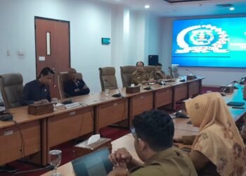 Anggota dan Ketua Komisi A DPRD Bontang menggelar rapat kerja membahas Rancangan Peraturan Daerah (Raperda).