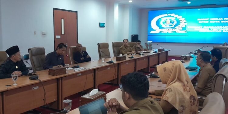 Anggota dan Ketua Komisi A DPRD Bontang menggelar rapat kerja membahas Rancangan Peraturan Daerah (Raperda).