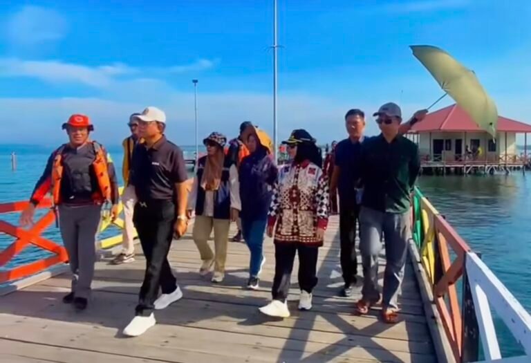 Neni didampingi Ketua Komite I DPD RI Andi Sofyan Hasdam, Sekretaris Daerah Aji Erlynawati, Kepala BPBD Bontang Usman, saat kunjungi wisata