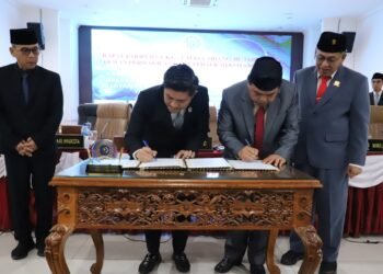 Ketua DPRD Bontang Andi Faiz dan Wakil Wali Kota lakukan penandatangan barang milik daerah berupa hibah lahan ke Bulong