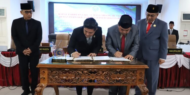 Ketua DPRD Bontang Andi Faiz dan Wakil Wali Kota lakukan penandatangan barang milik daerah berupa hibah lahan ke Bulong