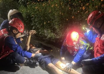 Disdamkartan Bontang menolong korban kecelakaan