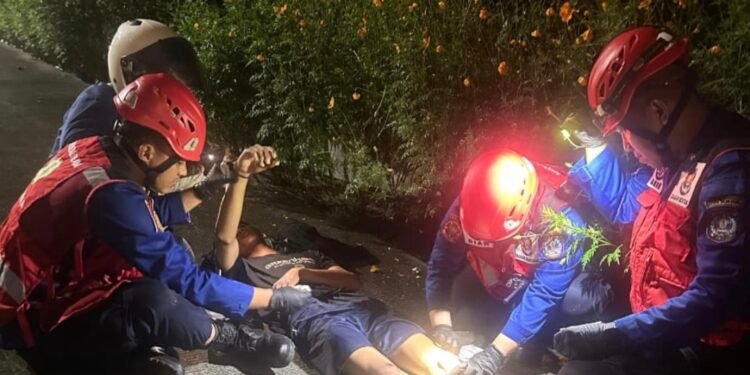 Disdamkartan Bontang menolong korban kecelakaan