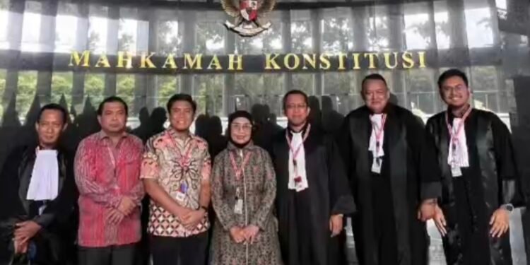 Wali Kota Bontang, Neni Moerniaeni, bersama Wakil Wali Kota Agus Haris dan Ketua DPRD Bontang Andi Faizal Sofyan Hasdam, hadiir dalam putusan sela MK
