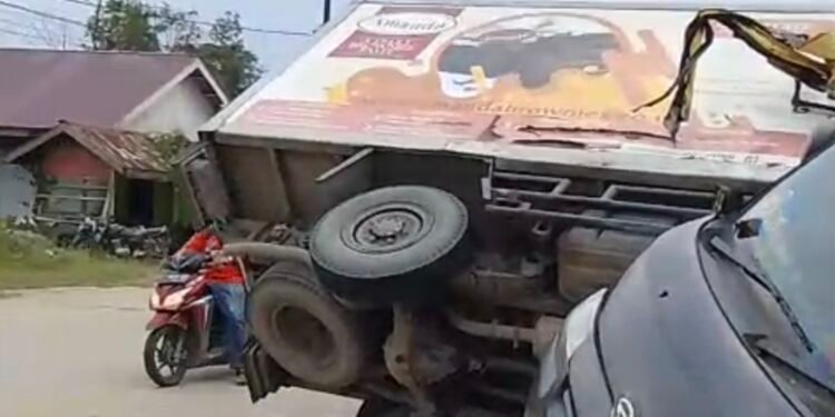 Kecelakaan beruntun terjadi di Jalan Poros Bontang–Samarinda, tepatnya di KM 8 depan SPBU