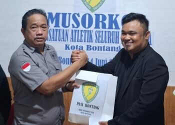 Ketua KONI Bontang, Jamal, (kiri) dan Ketua Pasi Bontang Deni, (kanan)