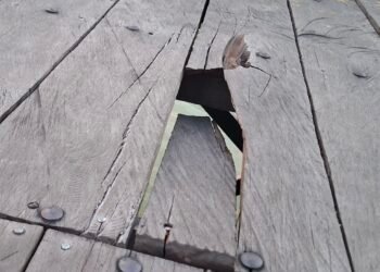 Papan kayu ulin di pelataran di Bontang Kuala berlubang