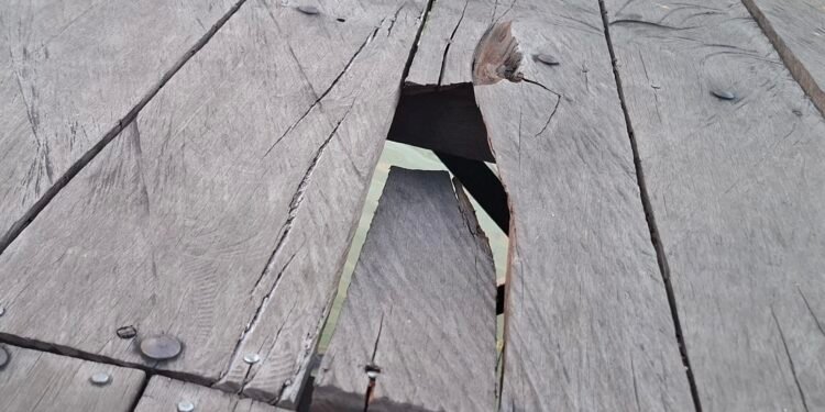 Papan kayu ulin di pelataran di Bontang Kuala berlubang