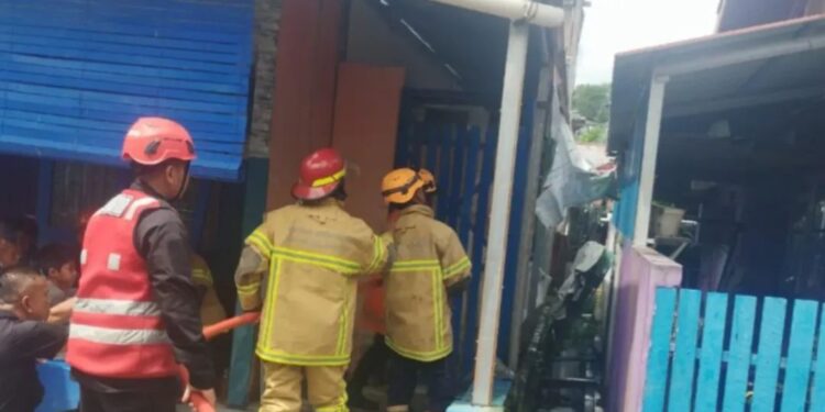 Sat Brimob Polda Kaltim Sigap Atasi Kebakaran di Balikpapan Selatan