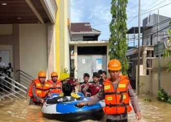 Satbrimob Polda Kaltim Evakuasi Warga Korban Banjir di Balikpapan
