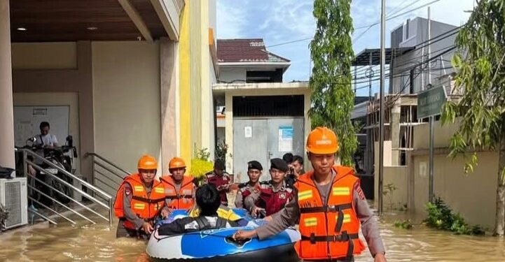 Satbrimob Polda Kaltim Evakuasi Warga Korban Banjir di Balikpapan