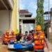 Satbrimob Polda Kaltim Evakuasi Warga Korban Banjir di Balikpapan