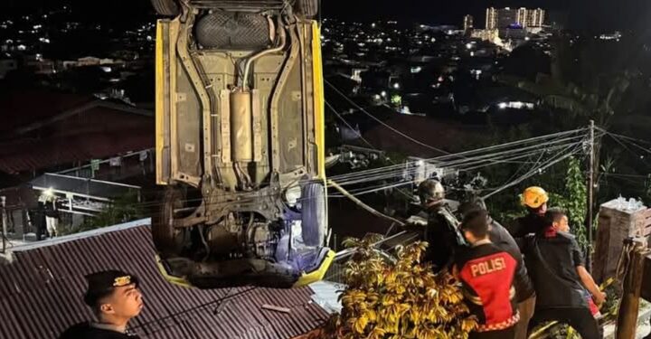 Polda Kaltim Evakuasi Mobil Terjun Timpa Rumah Warga di Balikpapan
