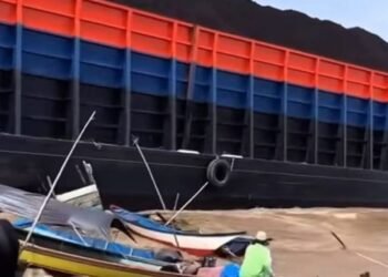 Tongkang Tabrak Kapal dan Rakit di Sungai Mahakam