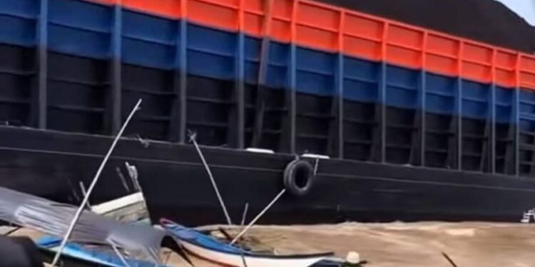 Tongkang Tabrak Kapal dan Rakit di Sungai Mahakam