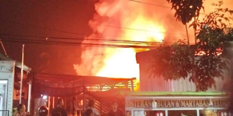 Kebakaran Hanguskan Toko Sembako di Teluk Bayur