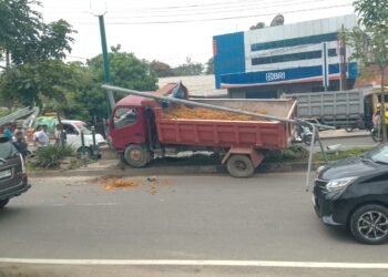 Kondisi truk tabrak median jalan