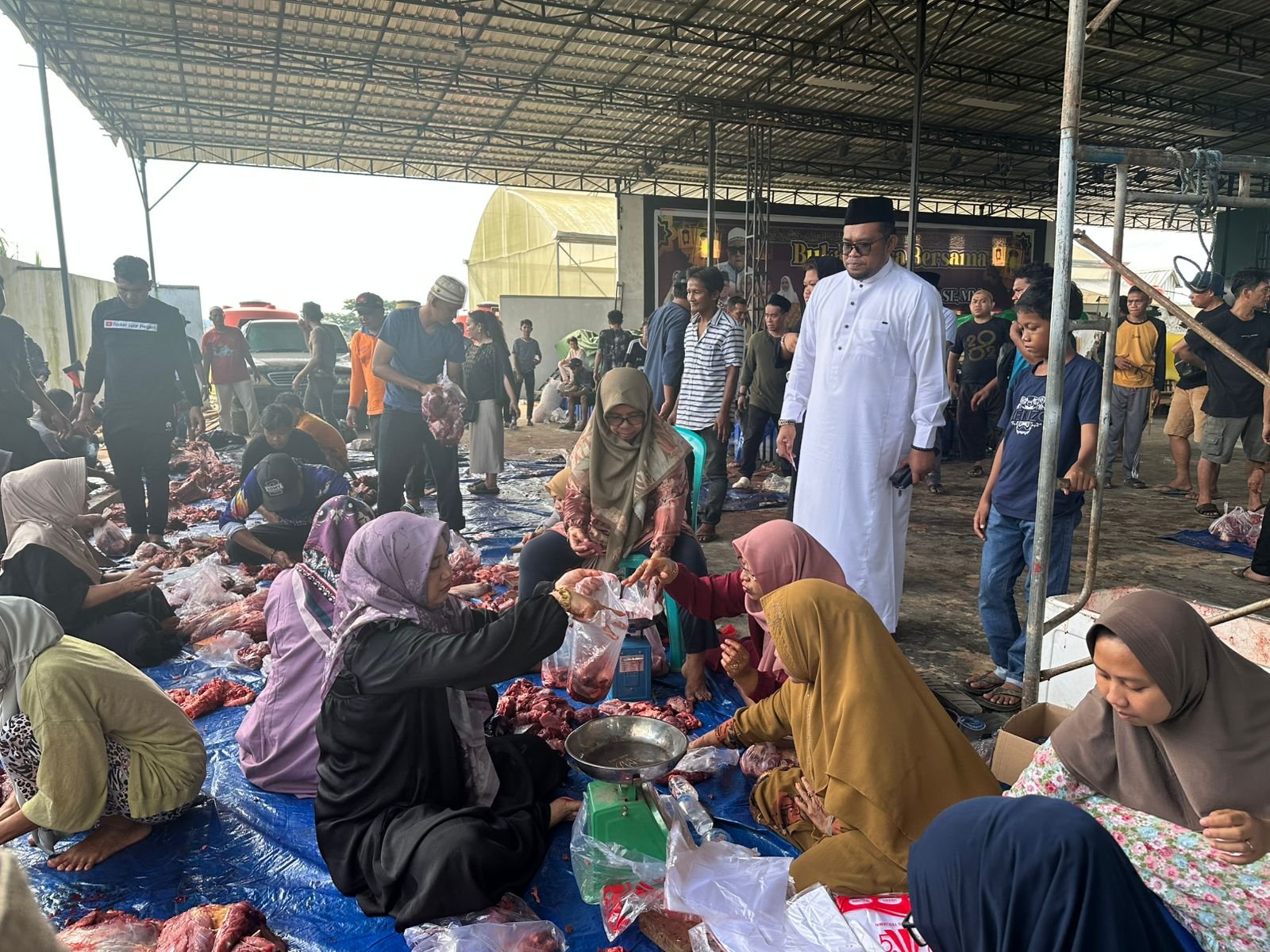 Keluarga Kasmidi Bulang Kurban 16 Sapi, 900 Paket Daging Disalurkan ke Warga