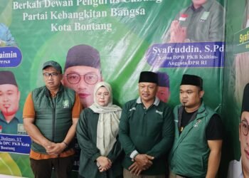 Sekretaris DPC PKB Bontang Deni Budiman (kiri pertama), Ketua Panitia Kurban Bambang Purwanto (kedua dari kiri), Siti Yarah Wakil Ketua I DPRD Bontang (ketiga dari kiri) dan anggota DPRD Fraksi PKB Bonne Sukardi