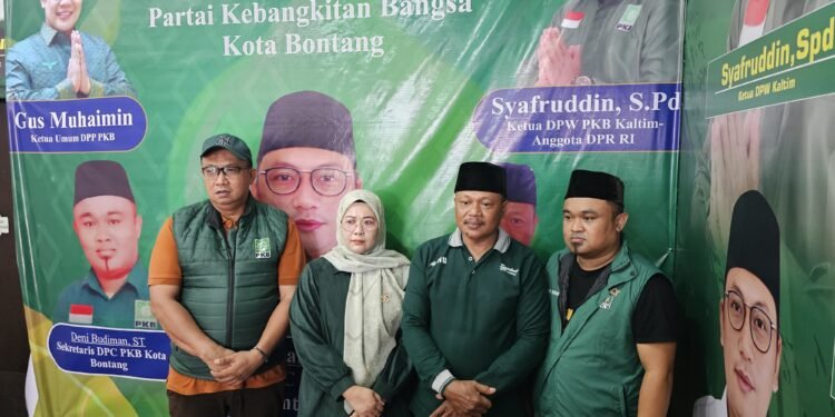 Sekretaris DPC PKB Bontang Deni Budiman (kiri pertama), Ketua Panitia Kurban Bambang Purwanto (kedua dari kiri), Siti Yarah Wakil Ketua I DPRD Bontang (ketiga dari kiri) dan anggota DPRD Fraksi PKB Bonne Sukardi