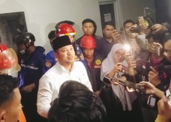 Gubernur Kaltim Rudy Mas'ud turun ke lokasi, usai kebakaran Gedung Hotel Atlet. (Foto katakaltim)