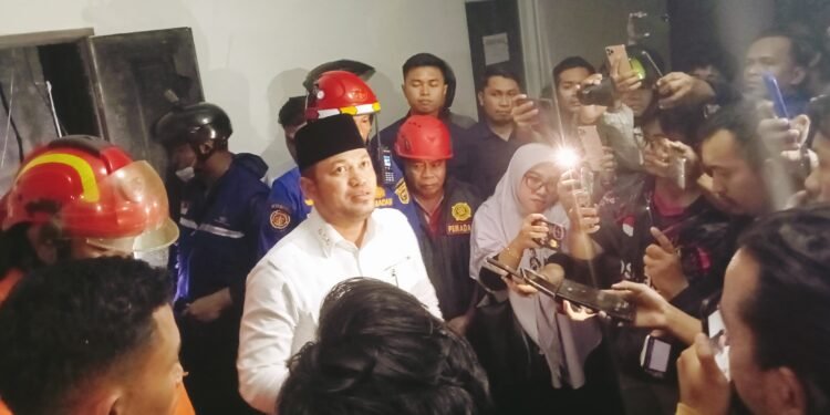 Gubernur Kaltim Rudy Mas'ud turun ke lokasi, usai kebakaran Gedung Hotel Atlet. (Foto katakaltim)