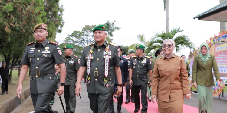 Wali Kota Bontang Neni, (kanan), Pangdam VI/Mulawarman, Mayjen TNI Rudy Rachmat Nugraha (tengah) dan Letkol Arh Ragil Setyo Yulianto (kiri) saat melakukan Sertijab pimpinan Batalyon Arhanud 7/ABC Bontang