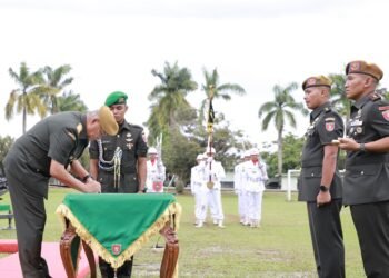 Prosesi penandatanganan pakta integritas pada acara Sertijab (Arhanud) 7/Agni Bala Cakti (ABC) Bontang, Jumat (20/6/2025) pagi. (Ist)