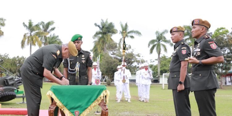 Prosesi penandatanganan pakta integritas pada acara Sertijab (Arhanud) 7/Agni Bala Cakti (ABC) Bontang, Jumat (20/6/2025) pagi. (Ist)