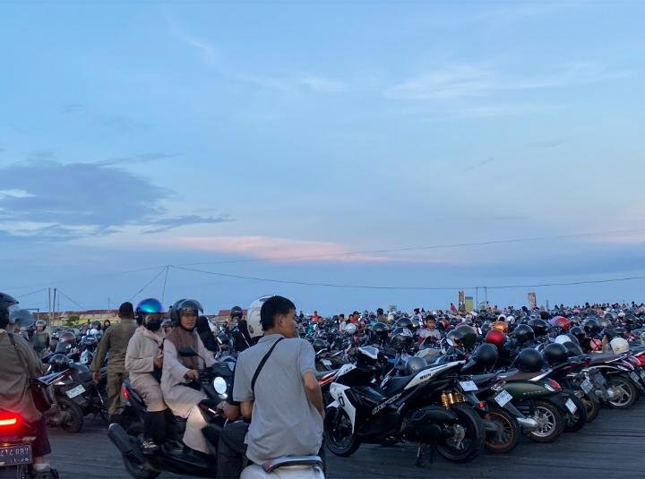 Lokasi parkiran di pelataran Bontang Kuala