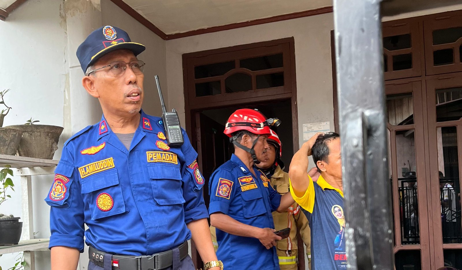 Kepala Disdamkarmat Kota Bontang, Alimudin saat ikut padamkan api di lokasi