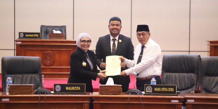 Anggota Fraksi Partai Golkar, Alfin Rausan Fikry, menyampaikan pandangan fraksinya terhadap pelaksanaan APBD Kota Bontang tahun 2024.