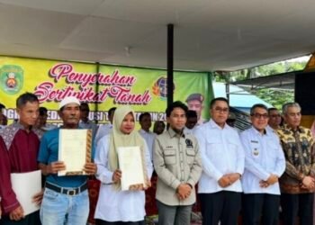 Pemkab Kutim bagikan sertifikat tanah hak milik kepada masyarakat Sidrap