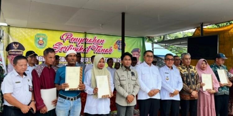 Pemkab Kutim bagikan sertifikat tanah hak milik kepada masyarakat Sidrap