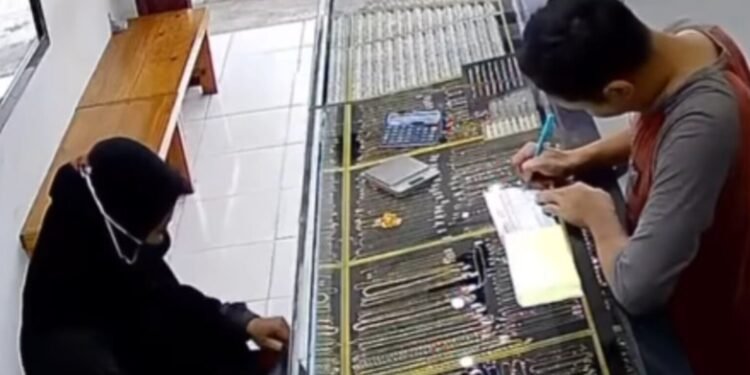 Saat pelaku melakukan pencurian emas terakam CCTV