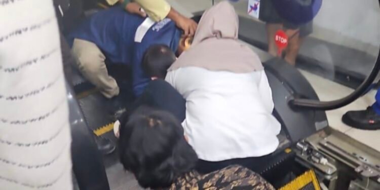 Anak di Bontang terjepit kakinya di City Mall