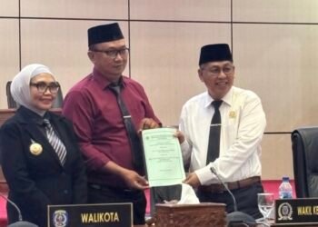 Bonne Sukardi serahkan pandagan Fraksi PKB (tengah) kepada Wakil Ketua II Maming (kiri) dan Wali Kota Bontang Neni Moerneani (kanan). (Ayb)