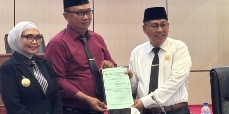 Bonne Sukardi serahkan pandagan Fraksi PKB (tengah) kepada Wakil Ketua II Maming (kiri) dan Wali Kota Bontang Neni Moerneani (kanan). (Ayb)
