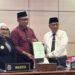 Bonne Sukardi serahkan pandagan Fraksi PKB (tengah) kepada Wakil Ketua II Maming (kiri) dan Wali Kota Bontang Neni Moerneani (kanan). (Ayb)