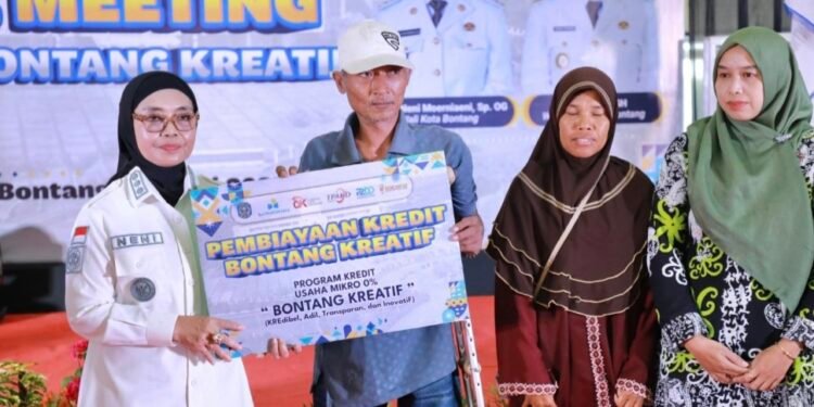 Penyerahan simbolis Wali Kota Bontang Neni dan penandatanganan akad calon debitur.