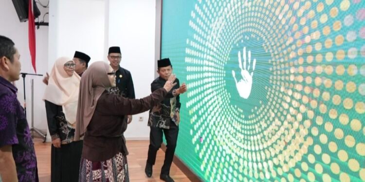 Peluncuran program Tengok Tetangga oleh Wali Kota Bontang, Neni Moerniaeni. (Dok. PPID)