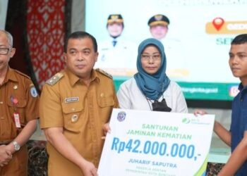 Penyerahan simbolis bantuan senilai Rp42 juta dari Pemkot Bontang