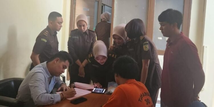 Polres Kutim Limpahkan Tersangka Narkoba ke Kejaksaan