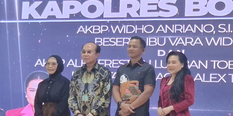 Wali Kota Bontang Neni  Moerniaeni, dan suaminya Ketua Komite I DPD RI Andi Sofyan Hasdam (kiri) dan Kapolres Bontang lama AKBP Alex Frestian Lumban Tobing dan istrinya (kanan)