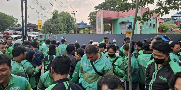 Puluhan driver Ojol datangi Mie Gacoan