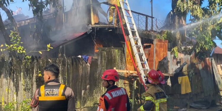 Polri dan Tim Gabungan Padamkan Kebakaran Rumah di Balikpapan